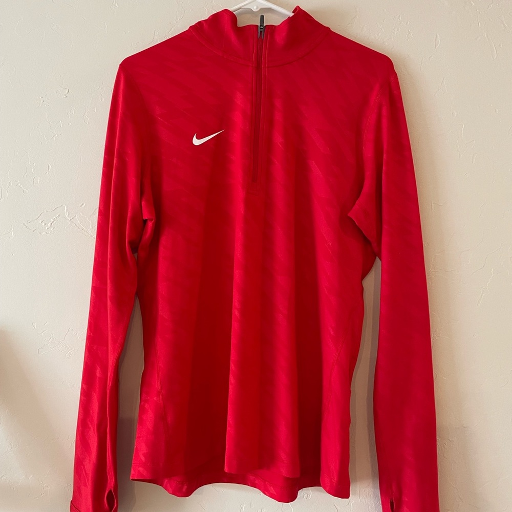 Nike Women’s Embossed Element HZ Top